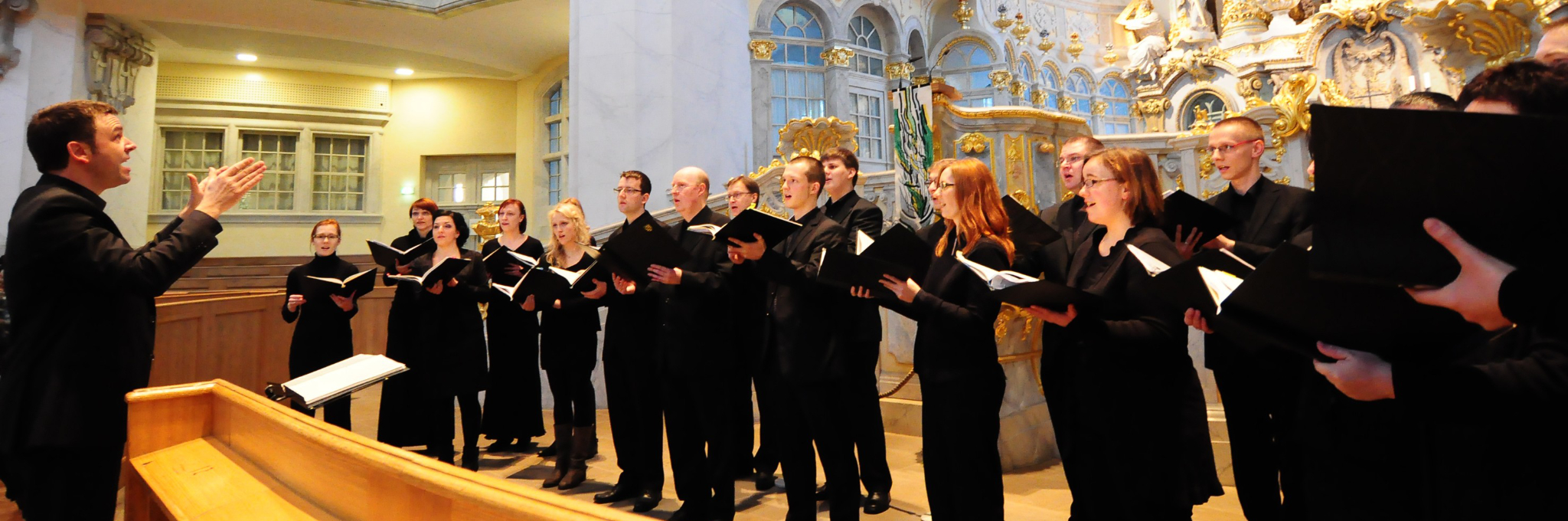 Der Kammerchor im Rahmen eines Auftritts in der Frauenkirche Dresden